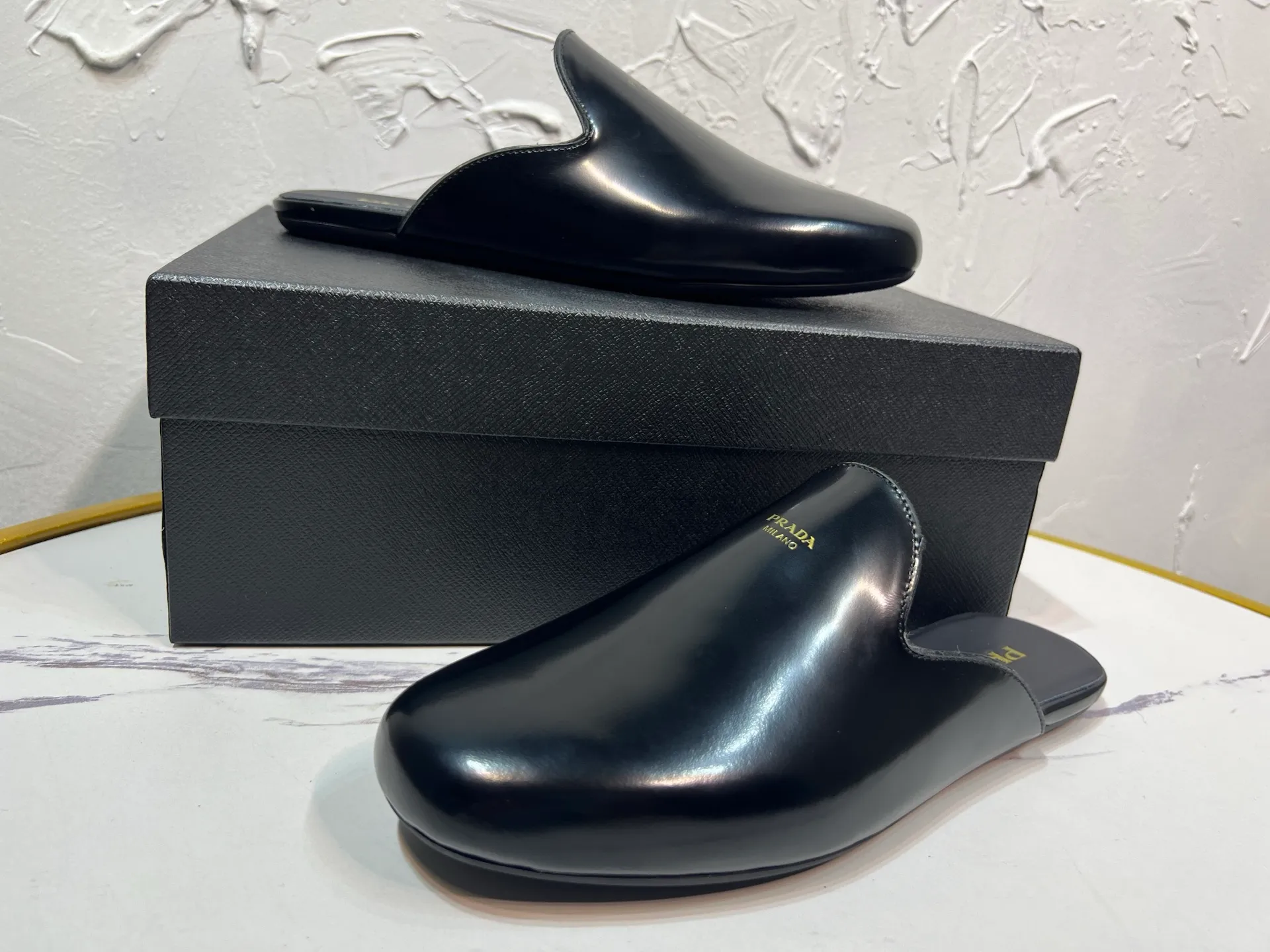 P700 prada derby2025 spring and autumn latest Prada retro men's bright leather slippers, Shuffle toe hollow mule shoes, imported open edge beads, lining and foot pads in cowhide, light rubber sole, sole thickness 10 mm, black and brown 2-color original packaging Code number: 39-46